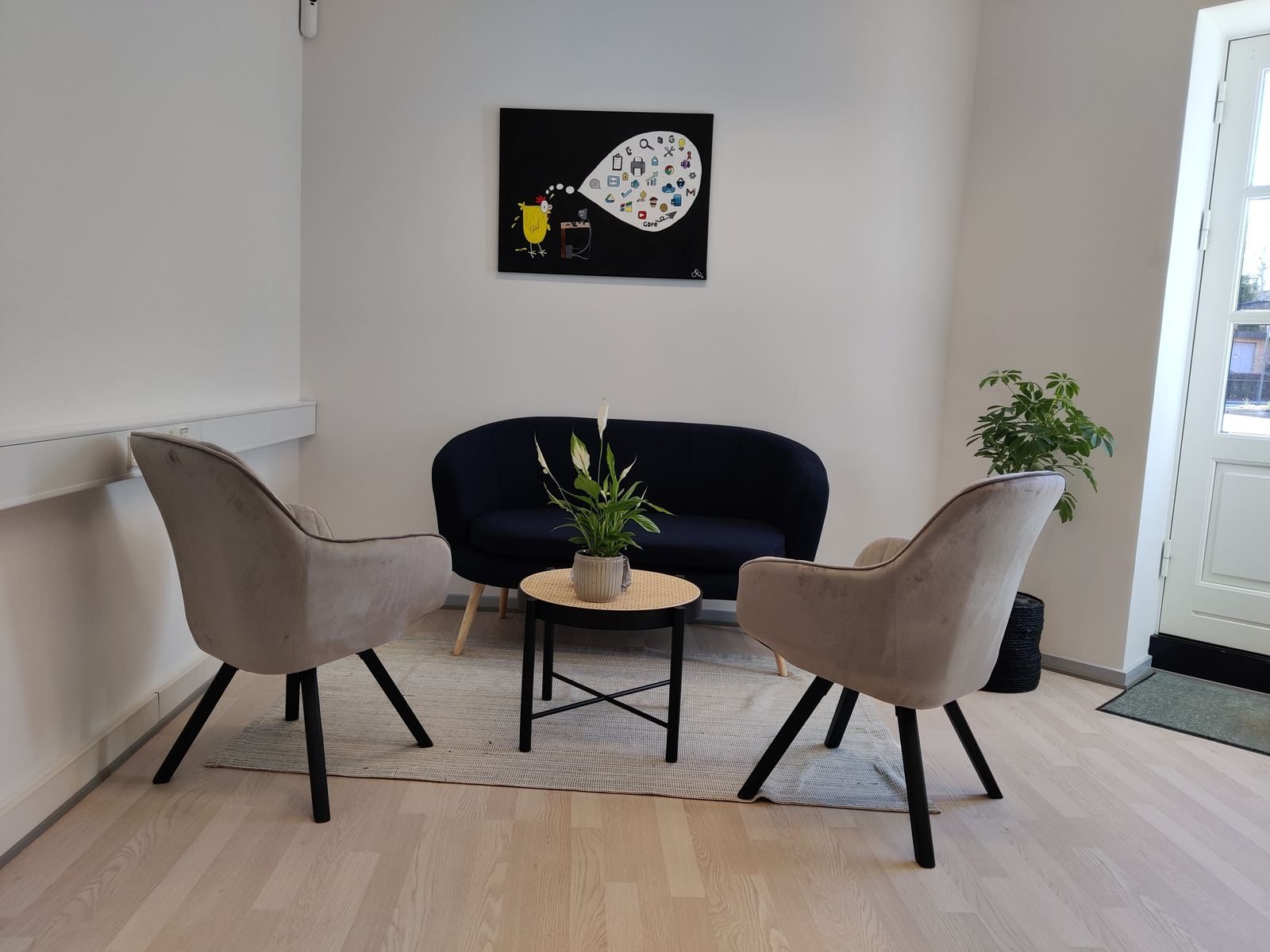 Loungeområde hos Safe IT — artikel om phishing-mails