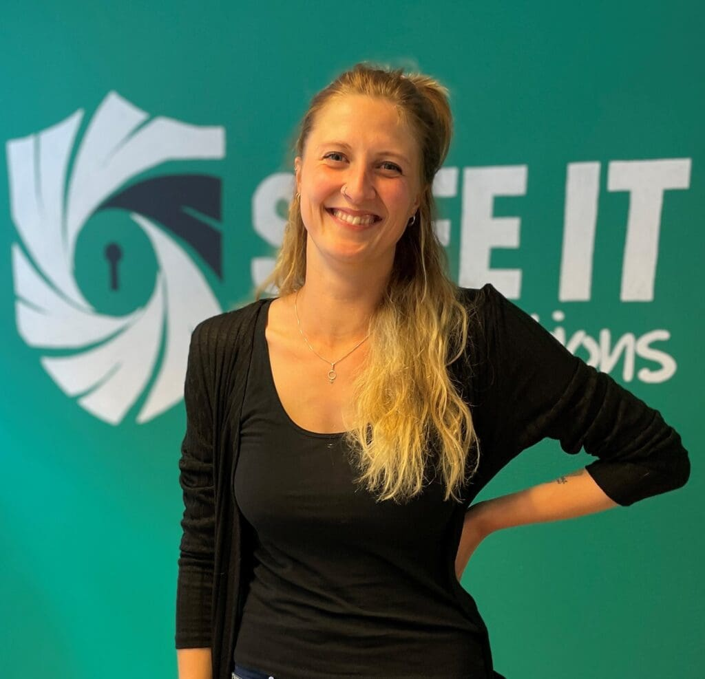 Isabella foran Safe IT-logoet
