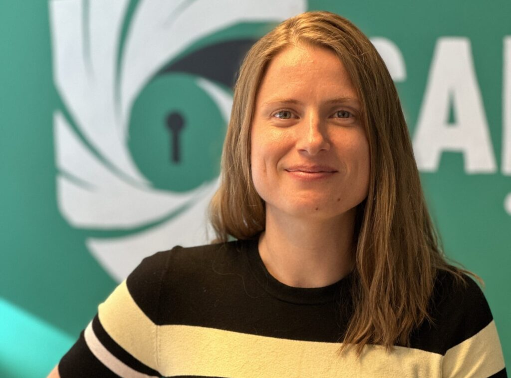 Karina Vester foran Safe IT-logoet