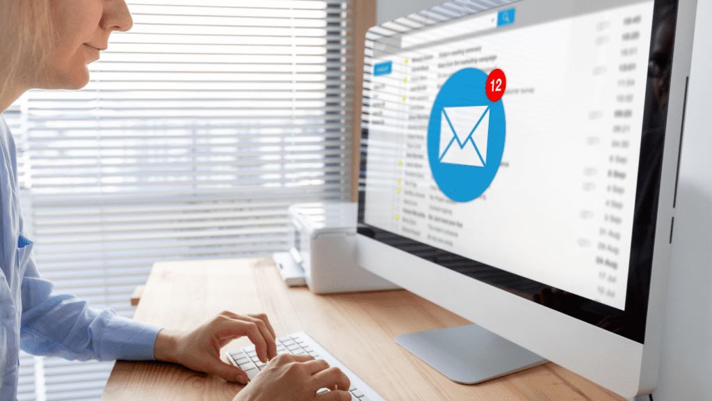 E-mailindbakke i Outlook på en computerskærm