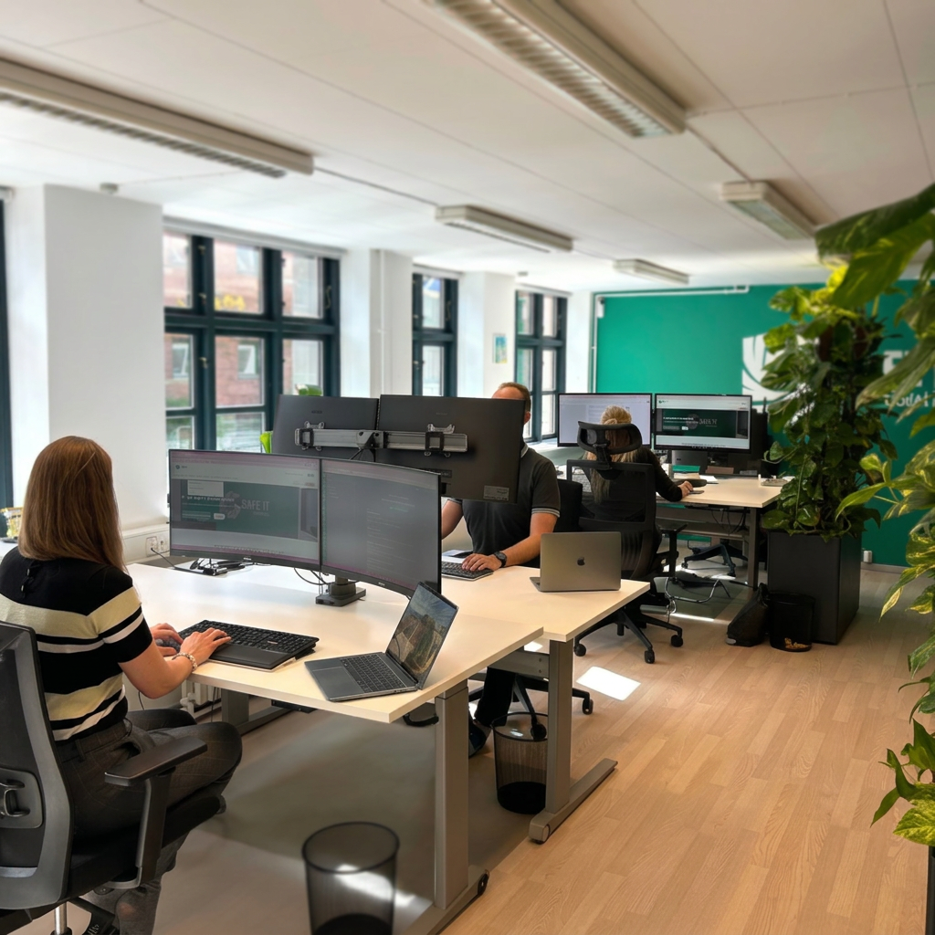 Safe IT-teamet arbejder ved deres computere på kontoret i Vordingborg